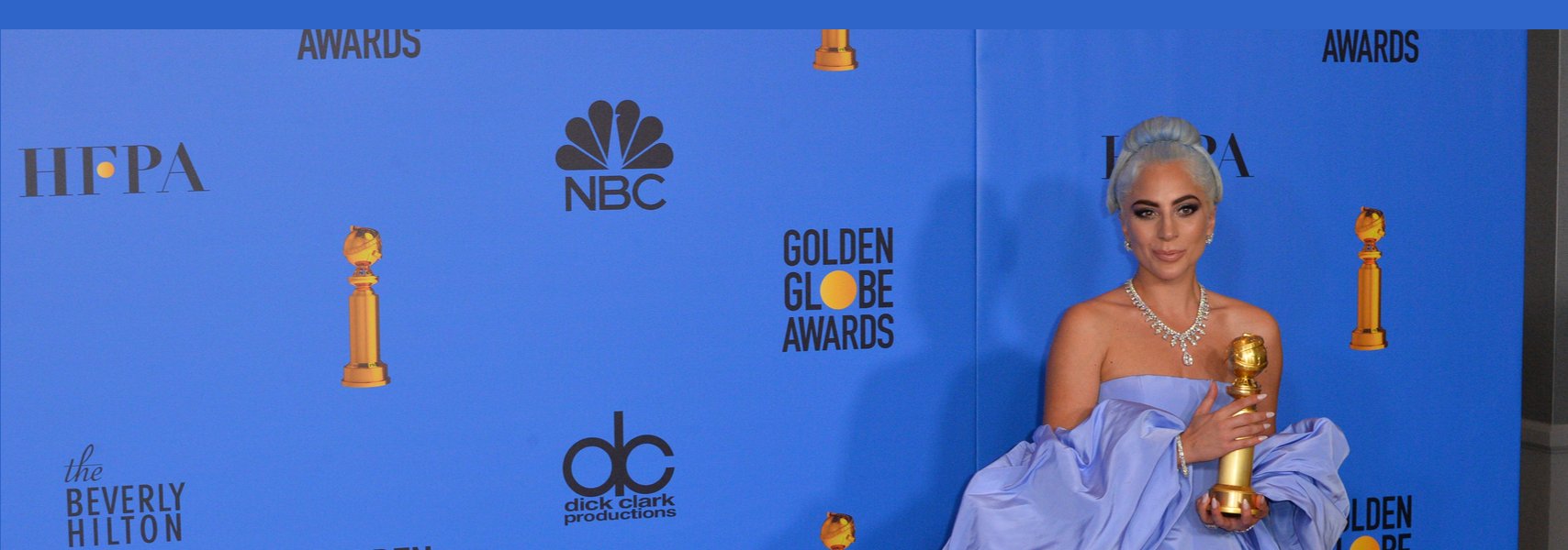 Lady Gaga has apologised for working with R&B star R Kelly.