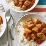 Sausages and potatoes in curry sauce