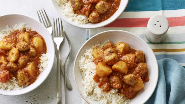 Sausages and potatoes in curry sauce