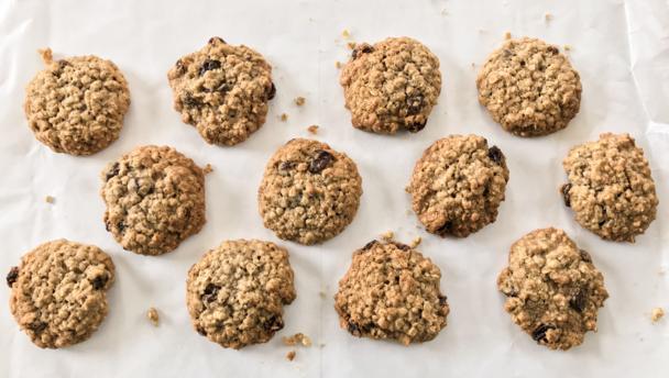 Vegan oatmeal raisin cookies