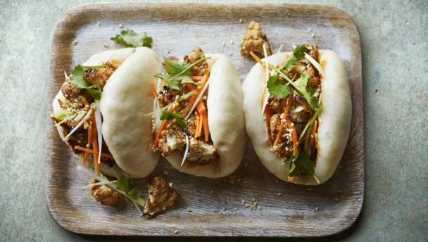 Steamed bao buns with spicy cauliflower