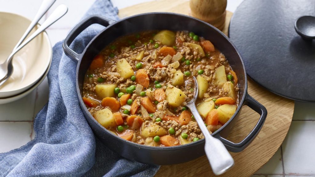 Budget turkey, pea and potato curry