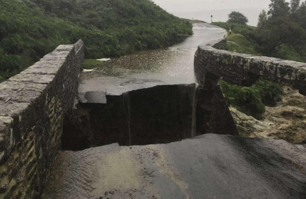 UK Weather: Heavy rain brings flood in Yorkshire and travel chaos