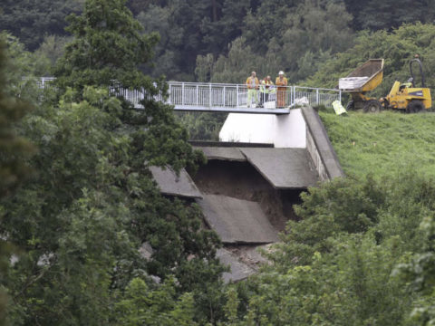 Town evacuated over Toddbrook Reservoir fears