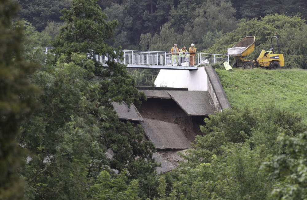 Town evacuated over Toddbrook Reservoir fears