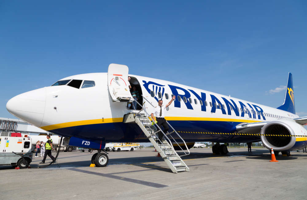 Ryanair to cut hundreds of jobs