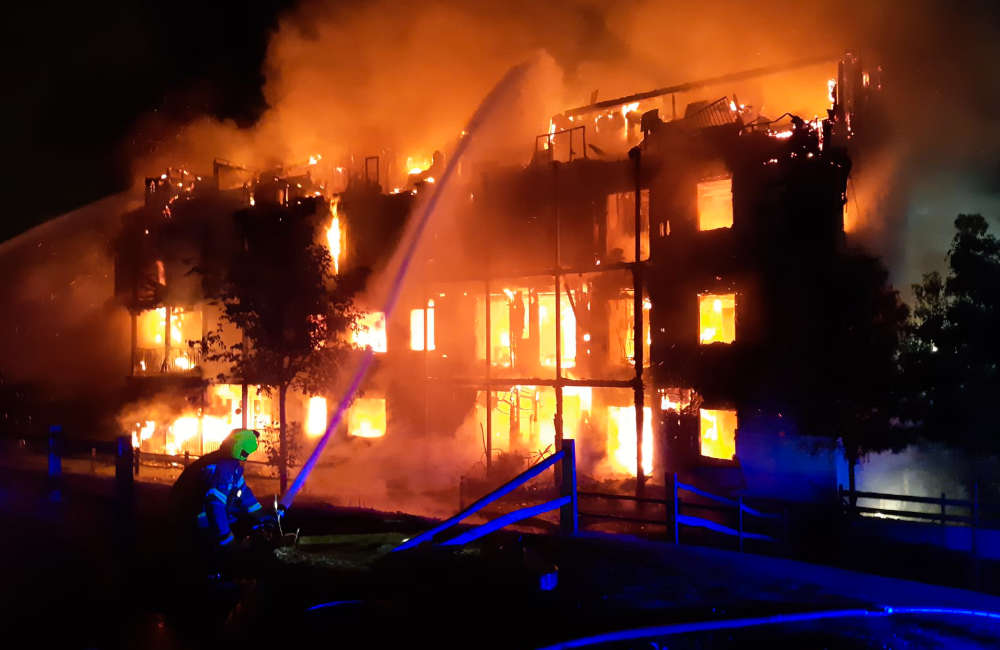 Blaze destroys a block of London flats