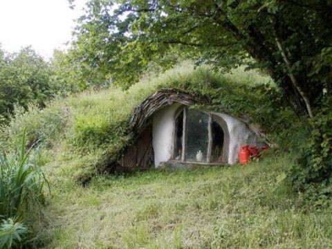 “Hobbit House“ In Woods Goes On Sale