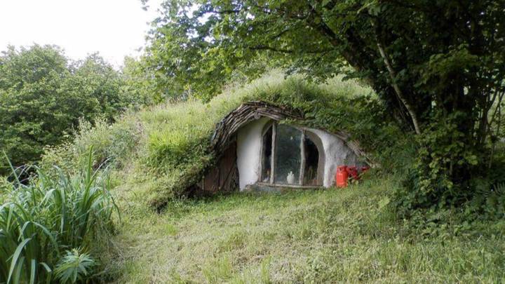 “Hobbit House“ In Woods Goes On Sale